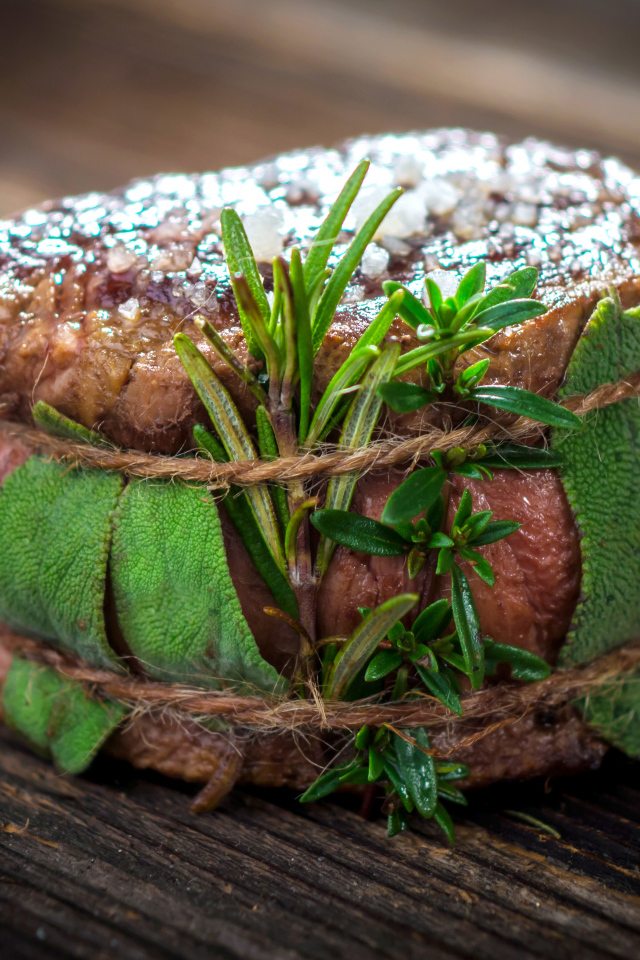 Зажаренный кусок мяса со специями крупным планом