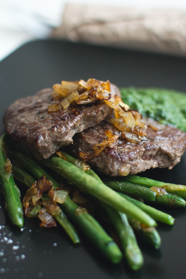 Сочная отбивная с зеленой спаржей и соусом