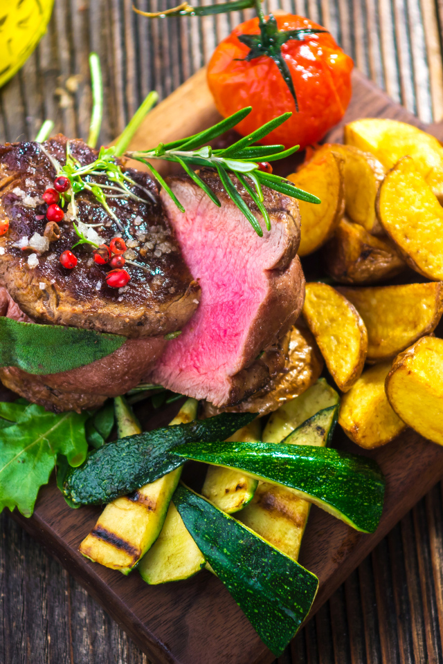 Сочный кусок мяса с картофелем, кабачками и помидорами