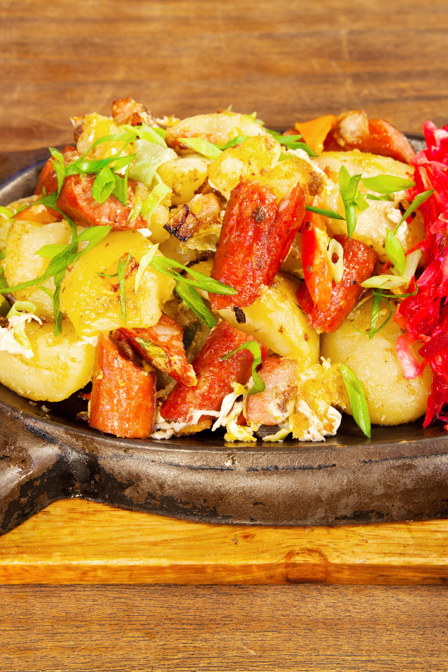 Мясо с овощами в забавном блюде на столе