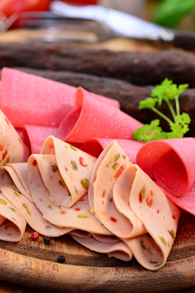 Колбасная нарезка на деревянной доске 