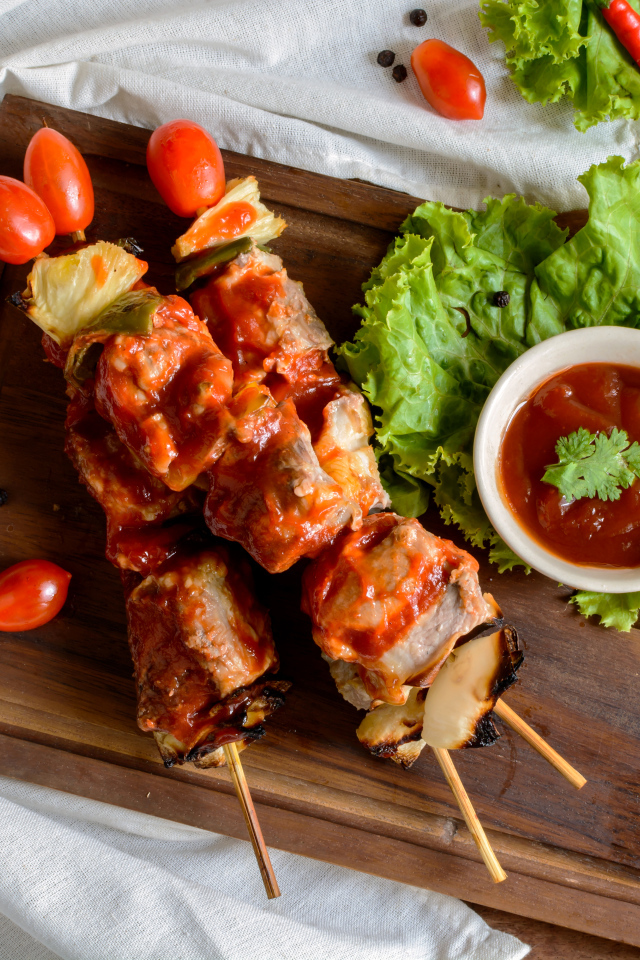 Шашлык на шпажках с томатным соусом  