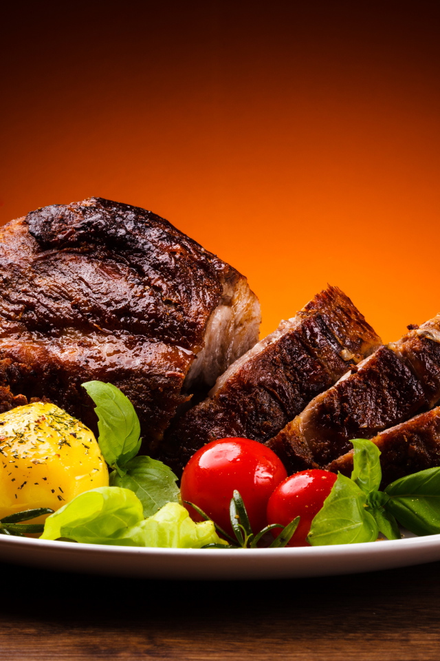 Нарезанное жареное мясо с овощами на блюде