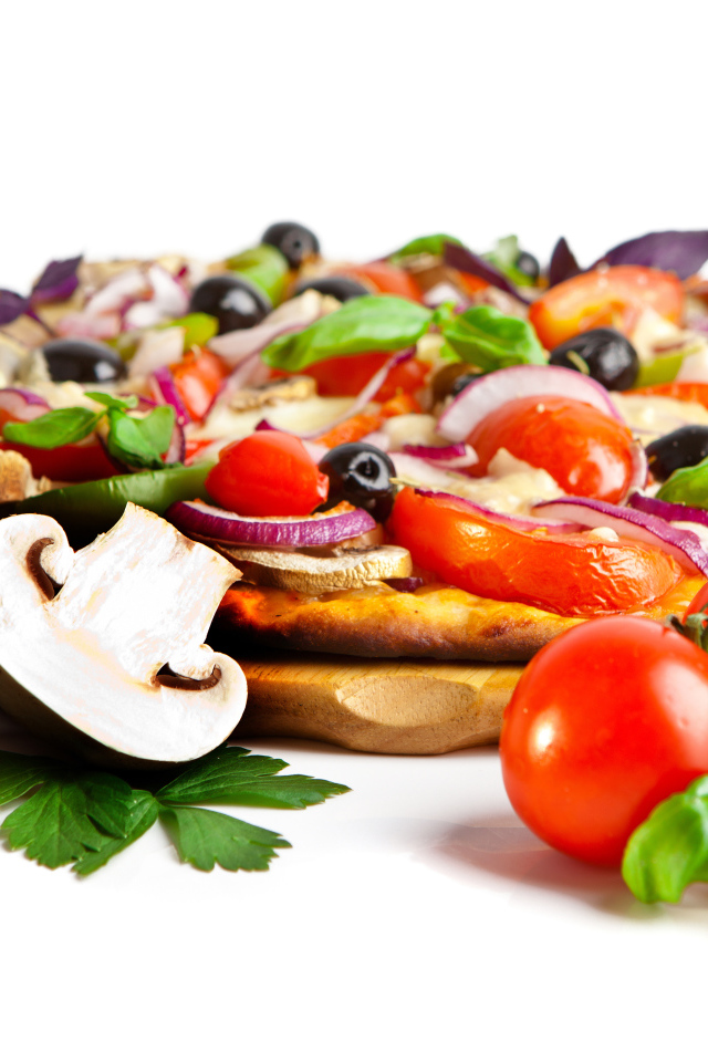 Аппетитная пицца со свежими грибами и помидорами на белом фоне