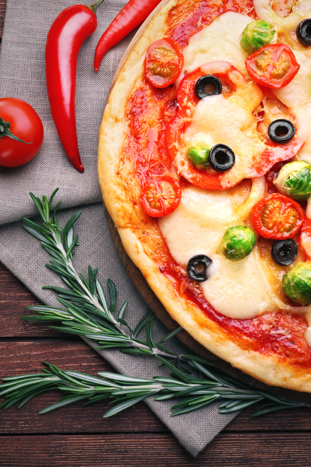 Аппетитная пицца с помидорами и болгарским перцем