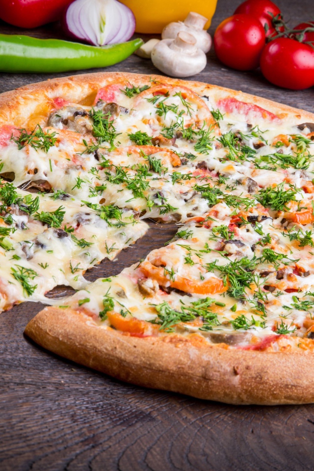 Аппетитная пицца с овощами и сыром 