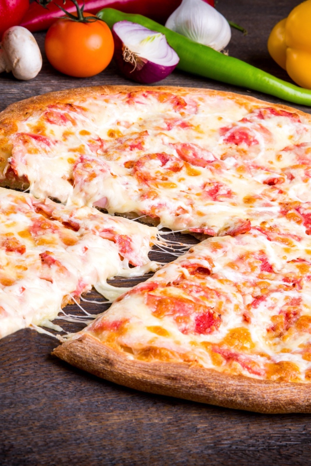 Вкусная горячая пицца с колбасой и сыром 
