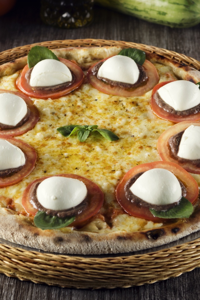 Свежая пицца с сыром и помидорами 