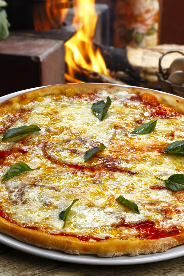 Горячая пицца с помидорами  и сыром 