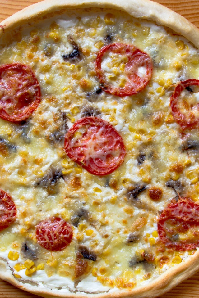 Итальянская пицца с помидорами и сыром на столе