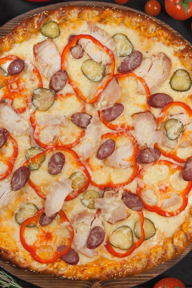 Пицца со сладким перцем, солеными огурцами и колбасками