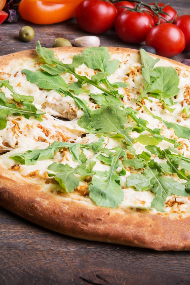 Румяная пицца с сыром,  томатами и зеленью 