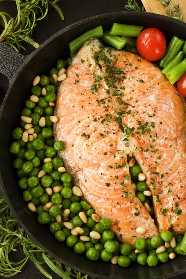 Кусочек запеченной рыбы с овощами 