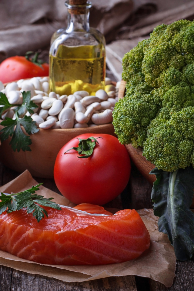 Кусок красной рыбы на столе с овощами