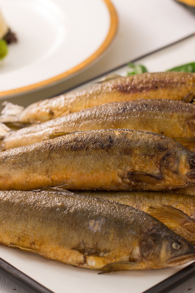 Аппетитная жареная рыба на тарелке