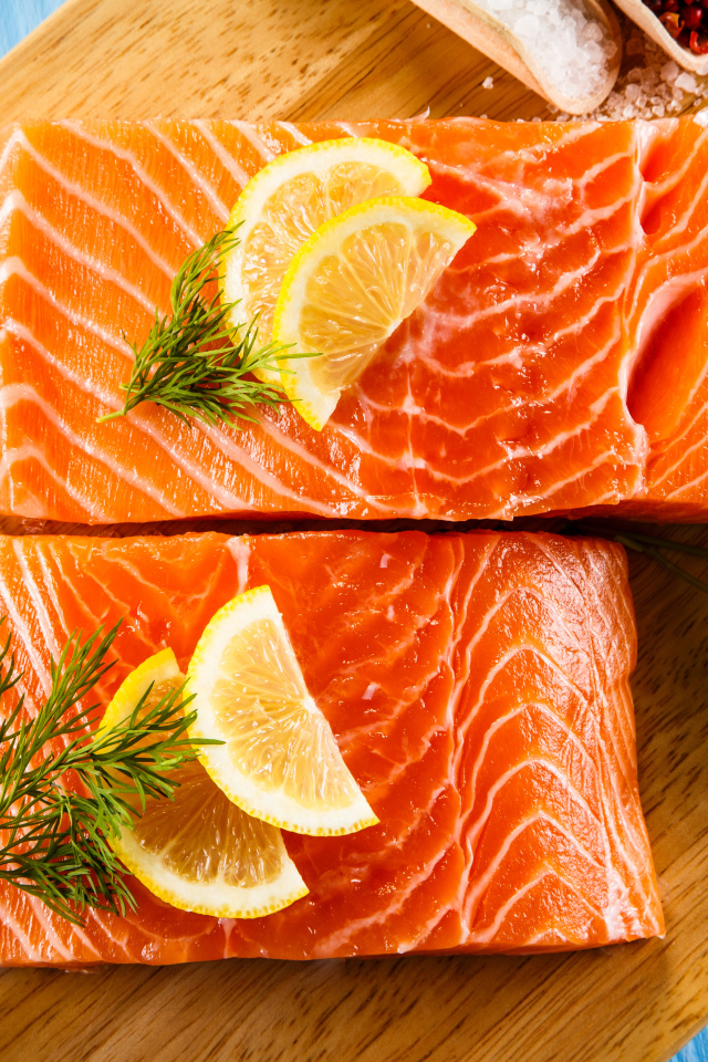 Аппетитные кусочки красной рыбы с лимоном 