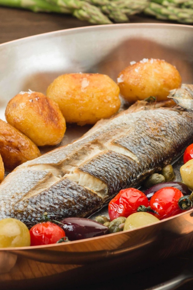 Рыба запеченная с картофелем, лимоном и помидорами