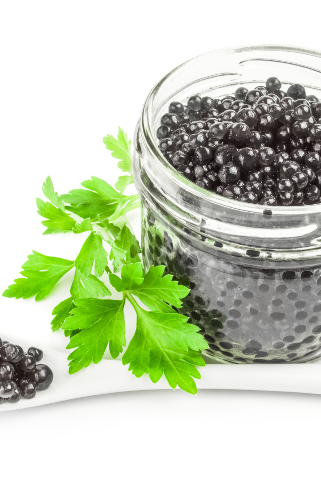 Банка черной икры с ложкой на белом фоне