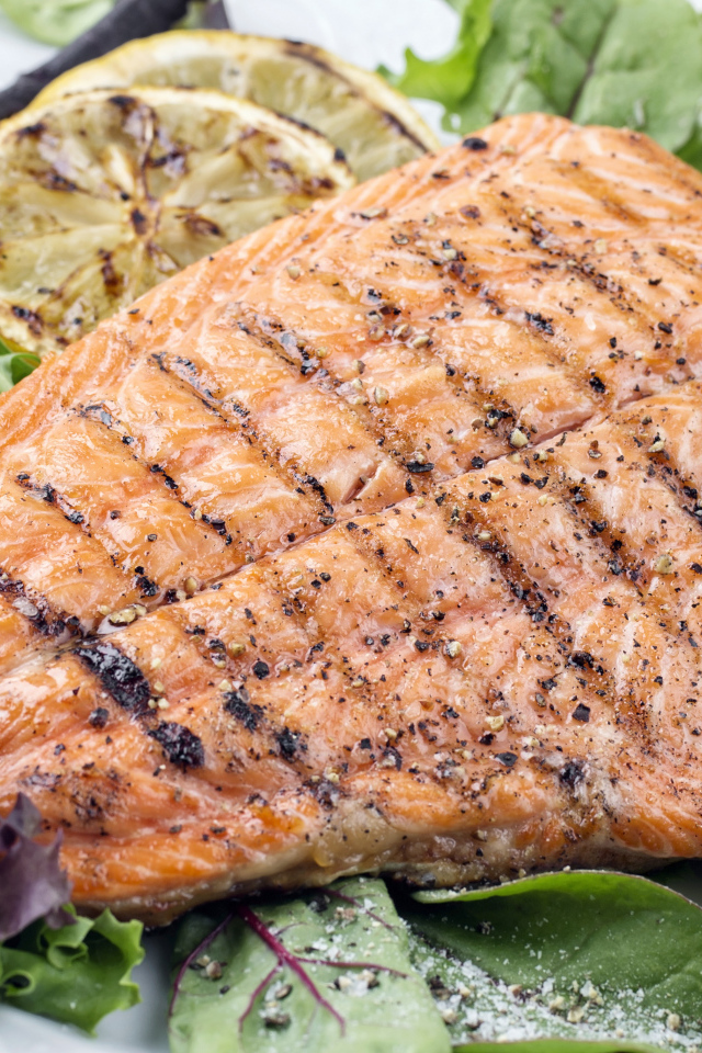 Вкусный кусок жареной рыбы со специями