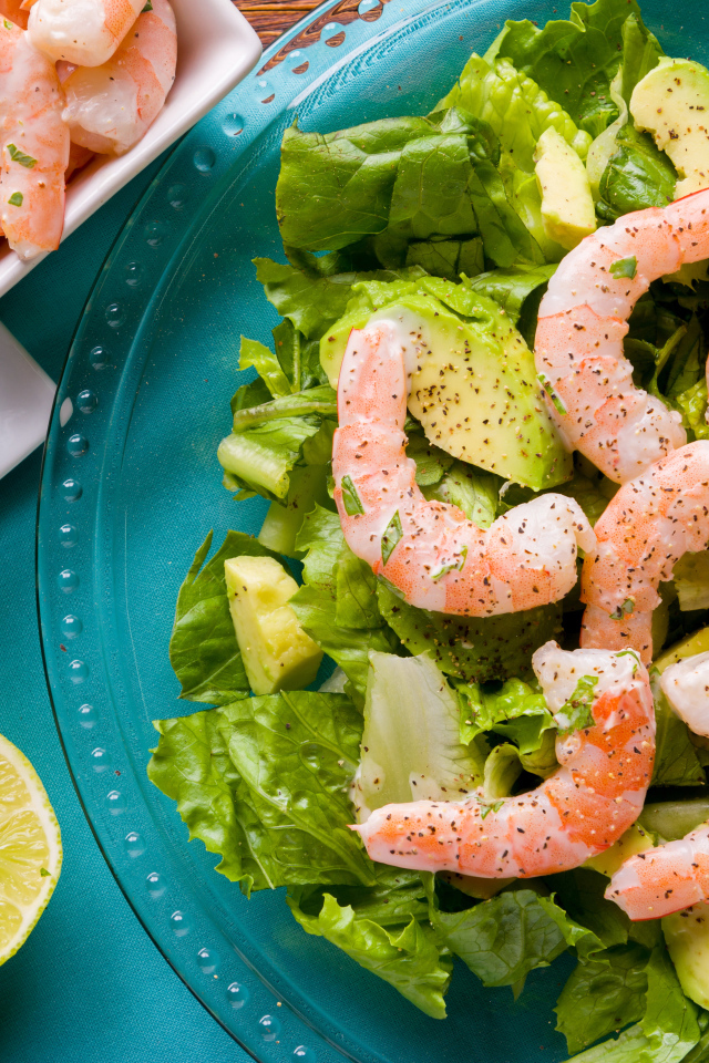 Вкусный салат с авокадо, лимоном  и креветками 