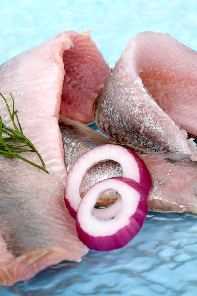 Филе сельди с кольцами лука и зеленью укропа