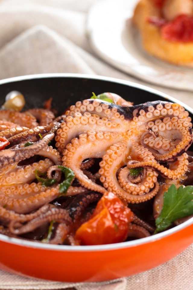 Осьминоги в сковороде на столе 