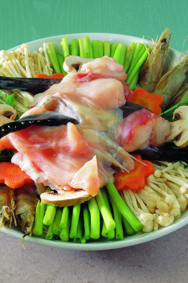 Тарелка с морепродуктами,  грибами и зеленью