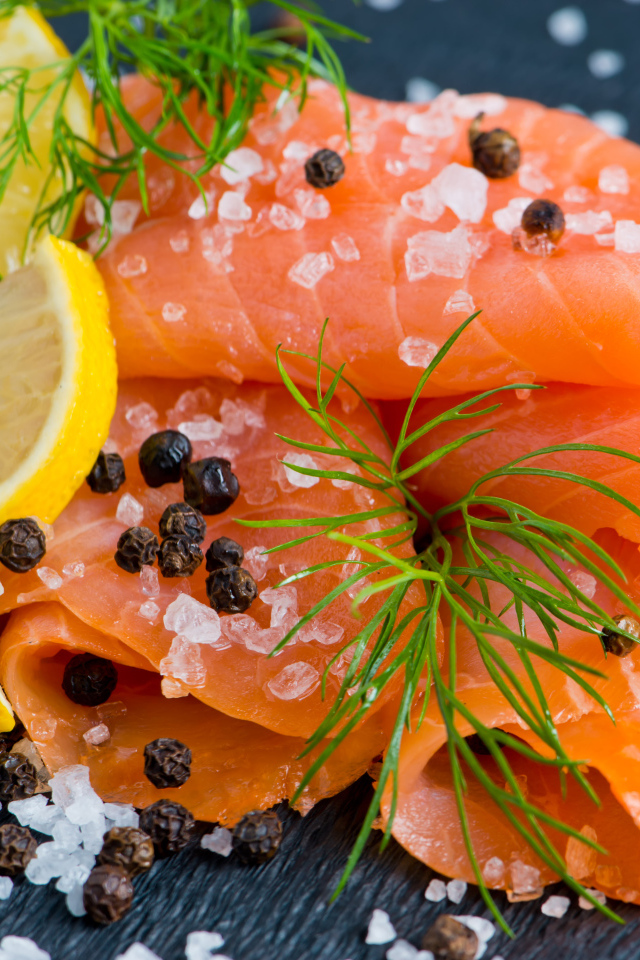 Красная рыба с солью и лимоном 