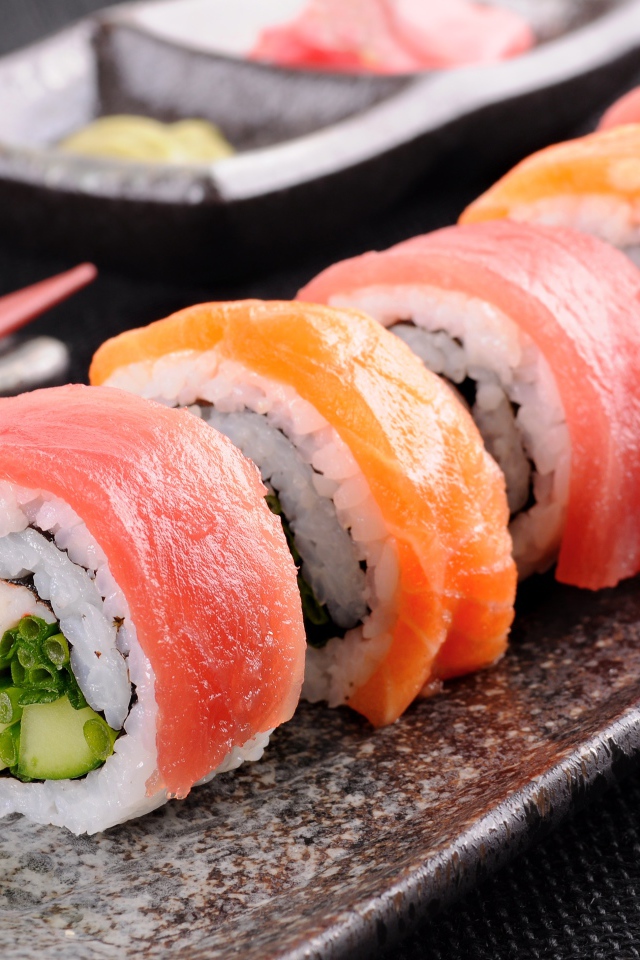 Роллы с красной рыбой и рисом на тарелке