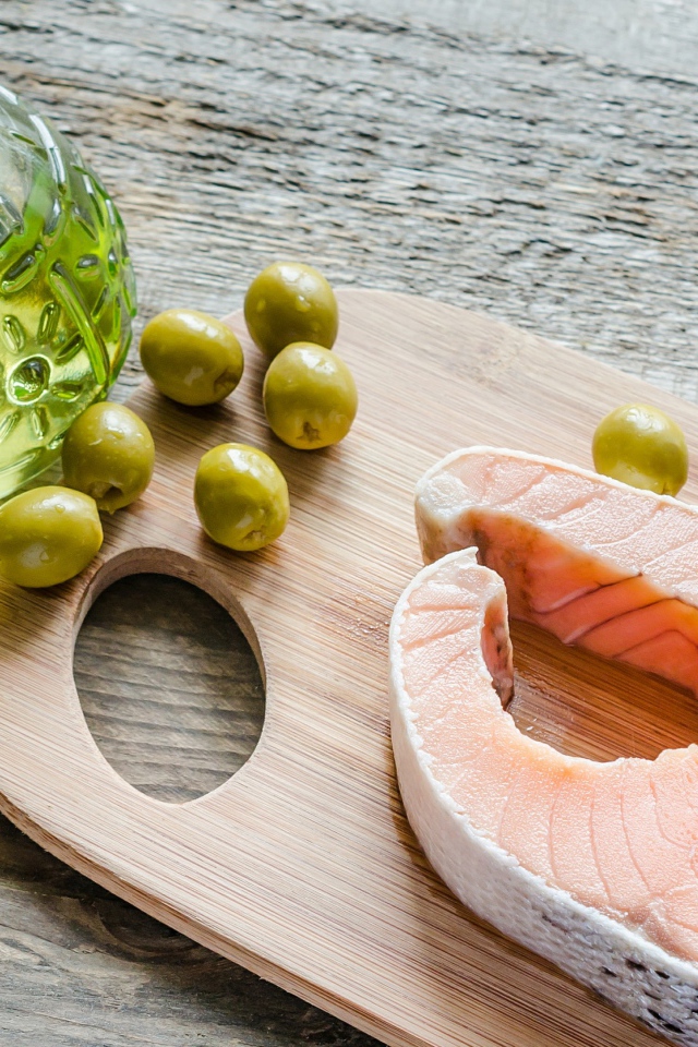 Стейк из лосося с оливками и оливковым маслом