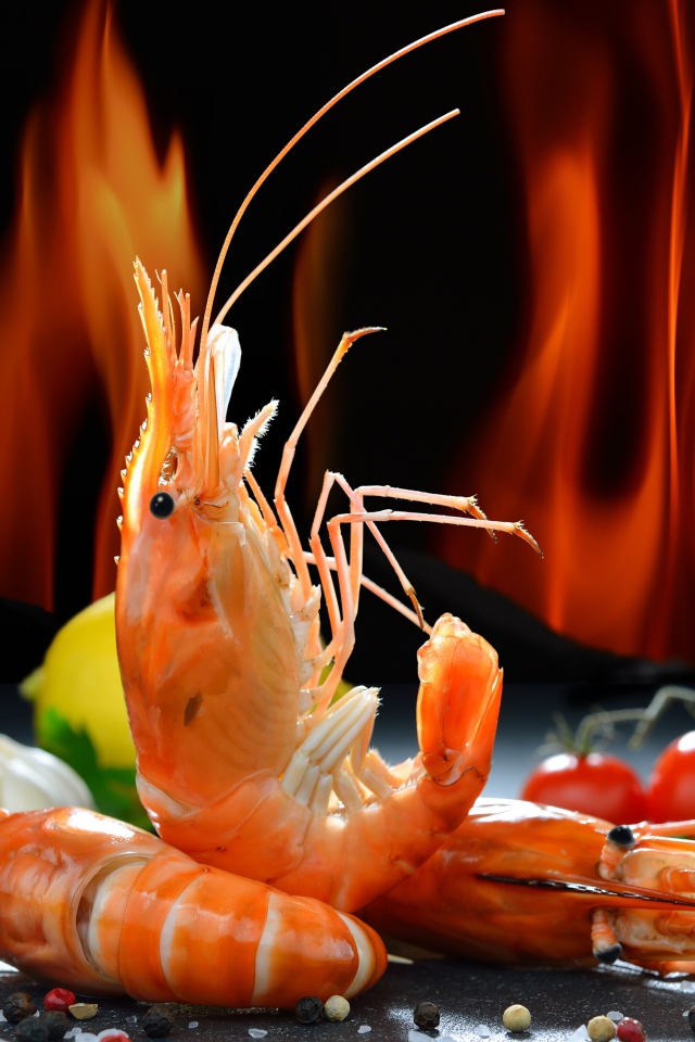 Креветки со специями на фоне огня