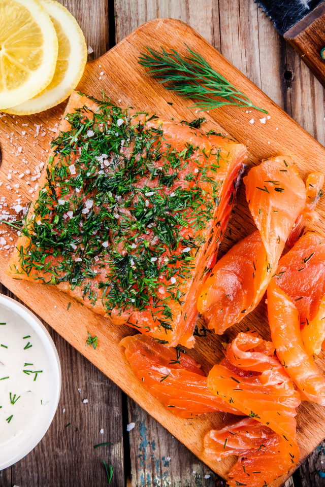 Кусочек аппетитной красной рыбы с укропом 