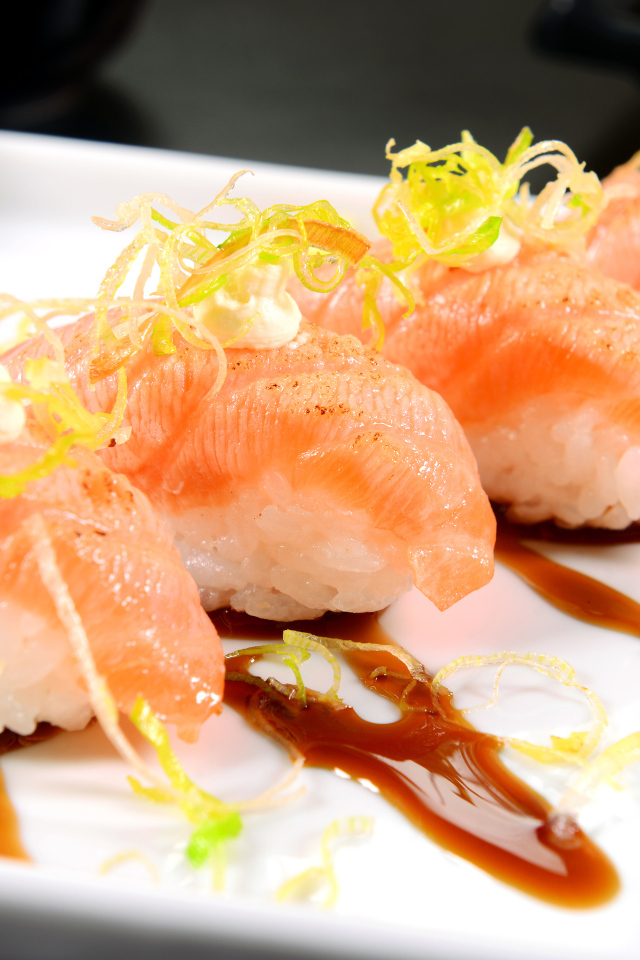 Суши с соевым соусом на белой тарелке