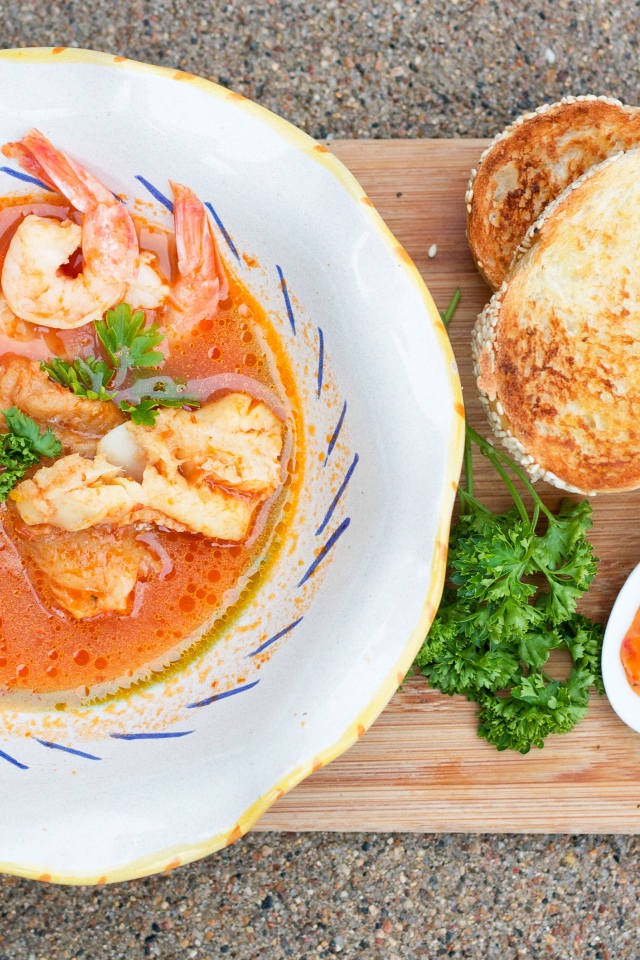Томатный суп с креветками и гренками