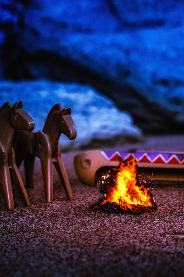 Игрушки лего греются у костра