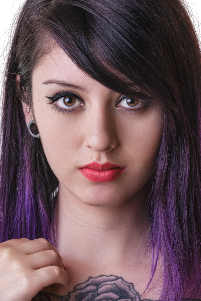 Девушка с татуировкой и крашеными волосами 