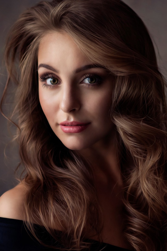 Милая девушка брюнетка с волнистыми волосами 