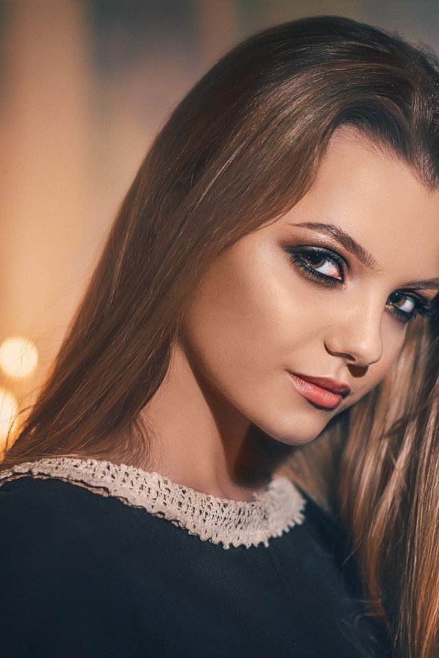 Девушка с красивыми глазами  и длинными волосами 