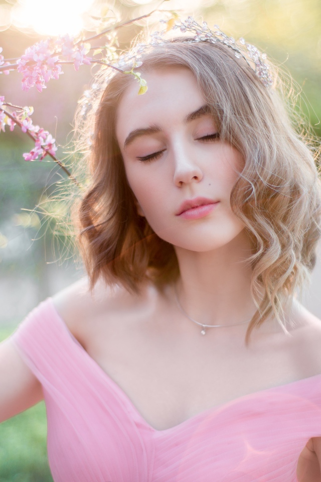 Нежная молодая девушка в розовом платье 