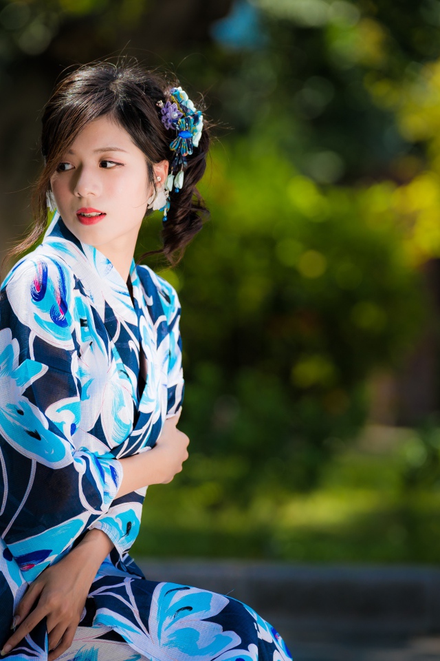 Молодая девушка азиатка в красивом кимоно