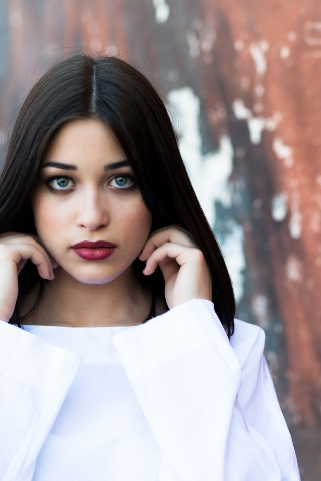 Молодая девушка с бордовыми губами в белом наряде 