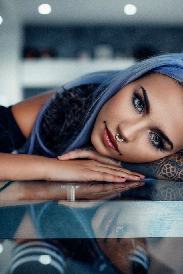 Девушка неформалка с татуировкой на руке 
