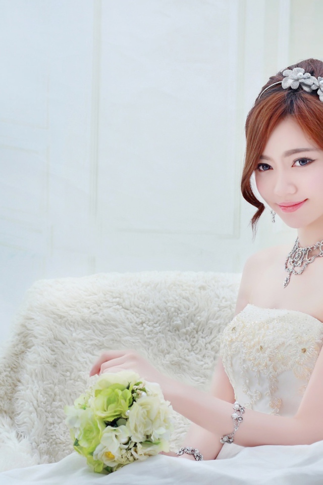 Девушка азиатка в белом свадебном платье 