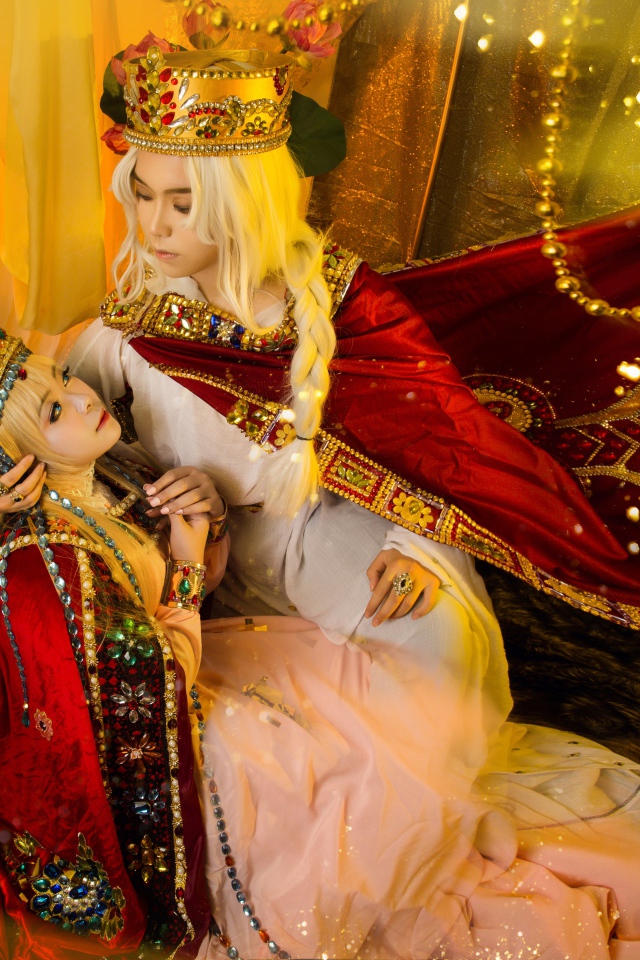 Девушки азиатки в дорогих костюмах с дорогими украшениями, косплей