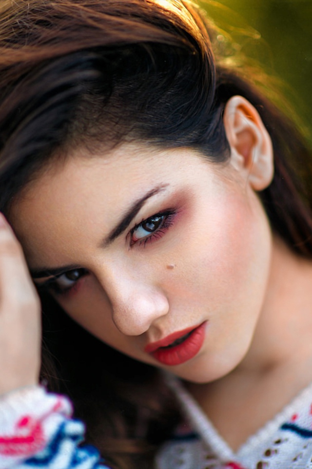 Манящий взгляд молодой брюнетки 