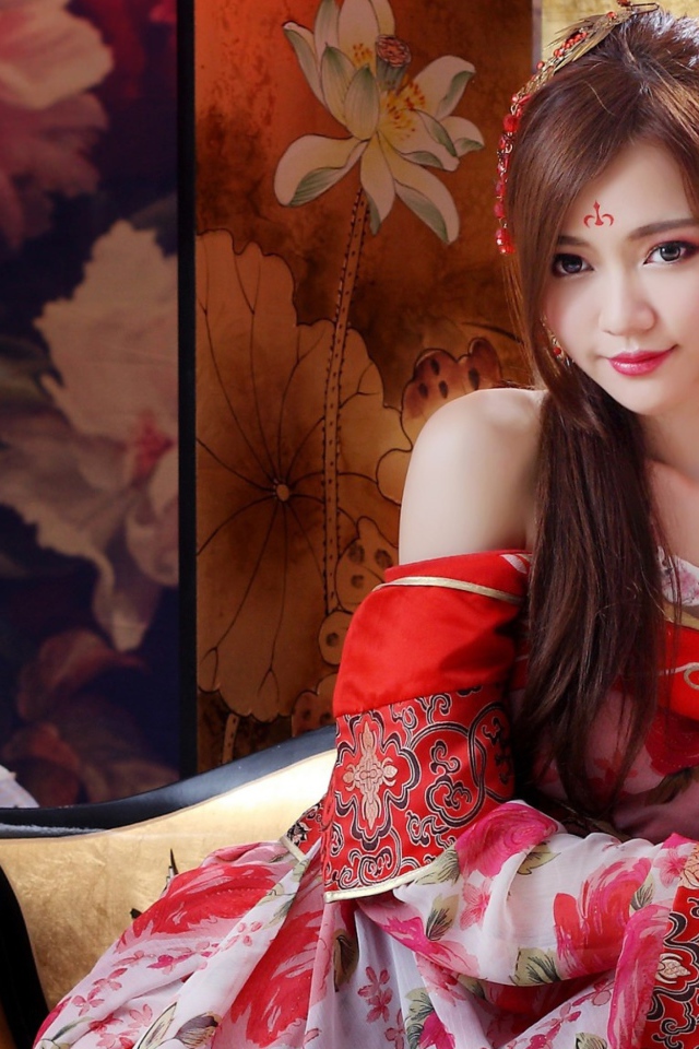 Красивая девушка азиатка в кимоно 