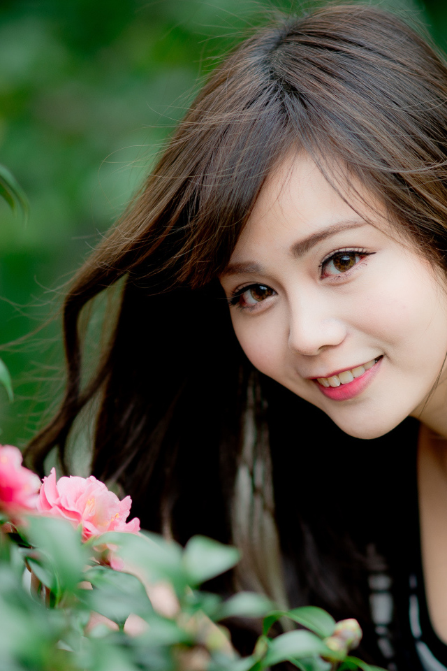 Красивая девушка азиатка с  карими глазами 