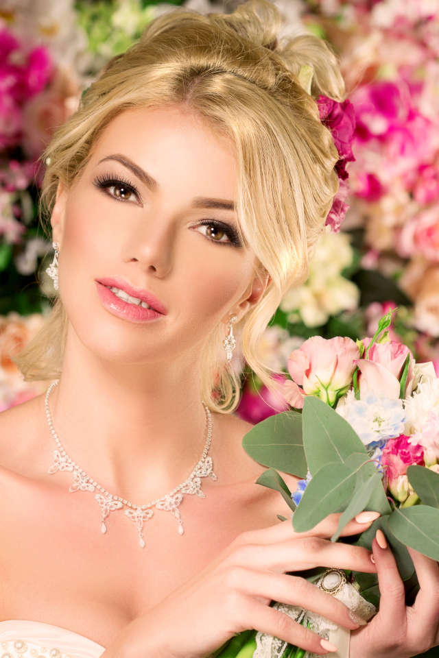 Красивая девушка блондинка с букетом живых цветов 