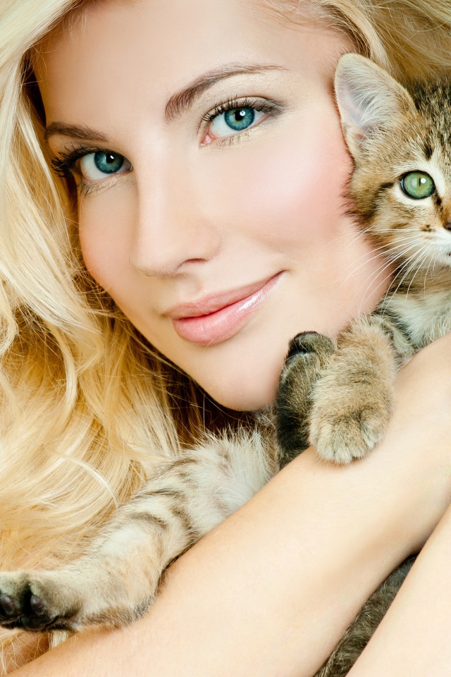 Красивая девушка блондинка с серым котенком 