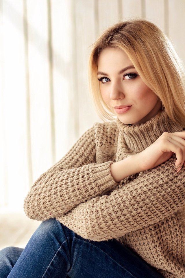 Красивая девушка блондинка с голубыми глазами в свитере 